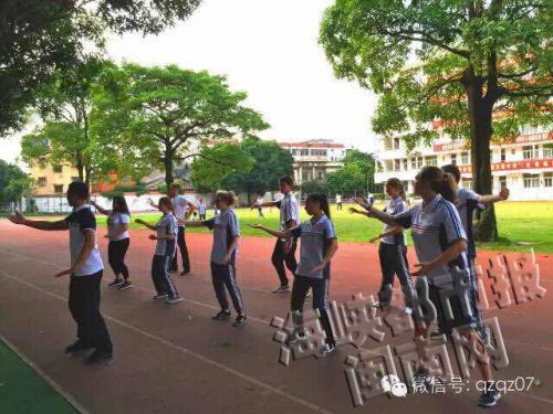 德国学生跟老师学太极拳